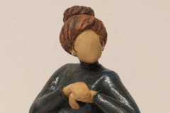Escultura: Mujer siglo XIX sentada